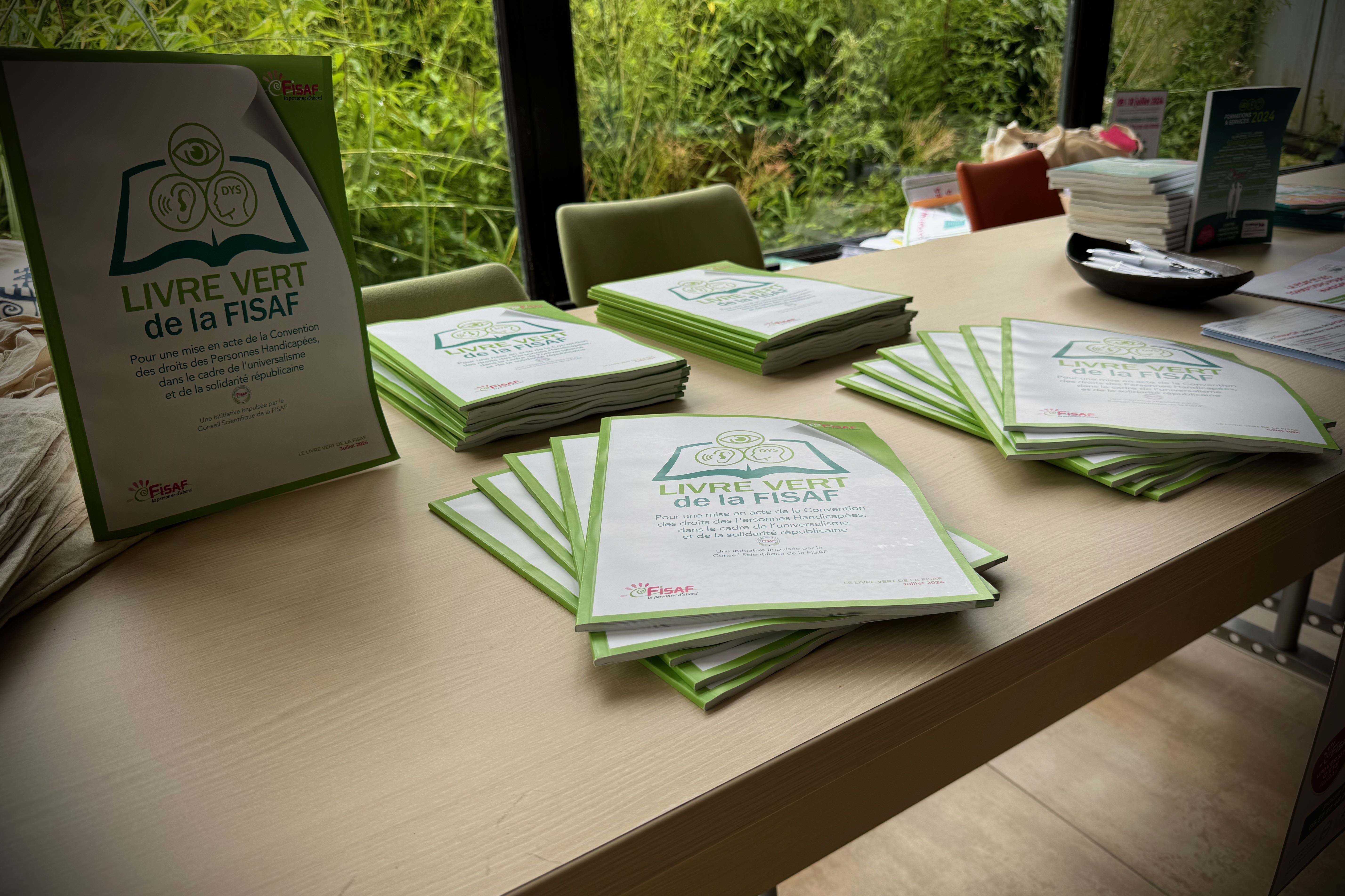 Livre-Vert-sur-une-table.jpg